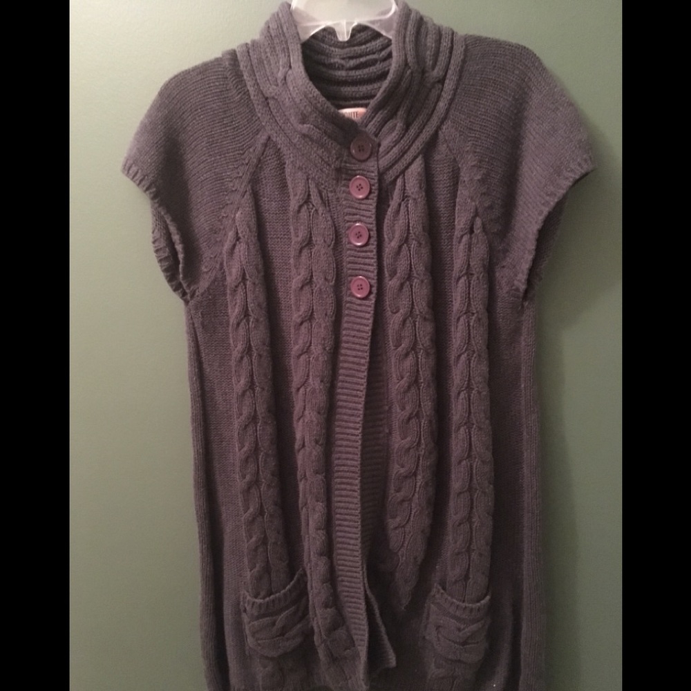 Woman’s short sleeved sweater